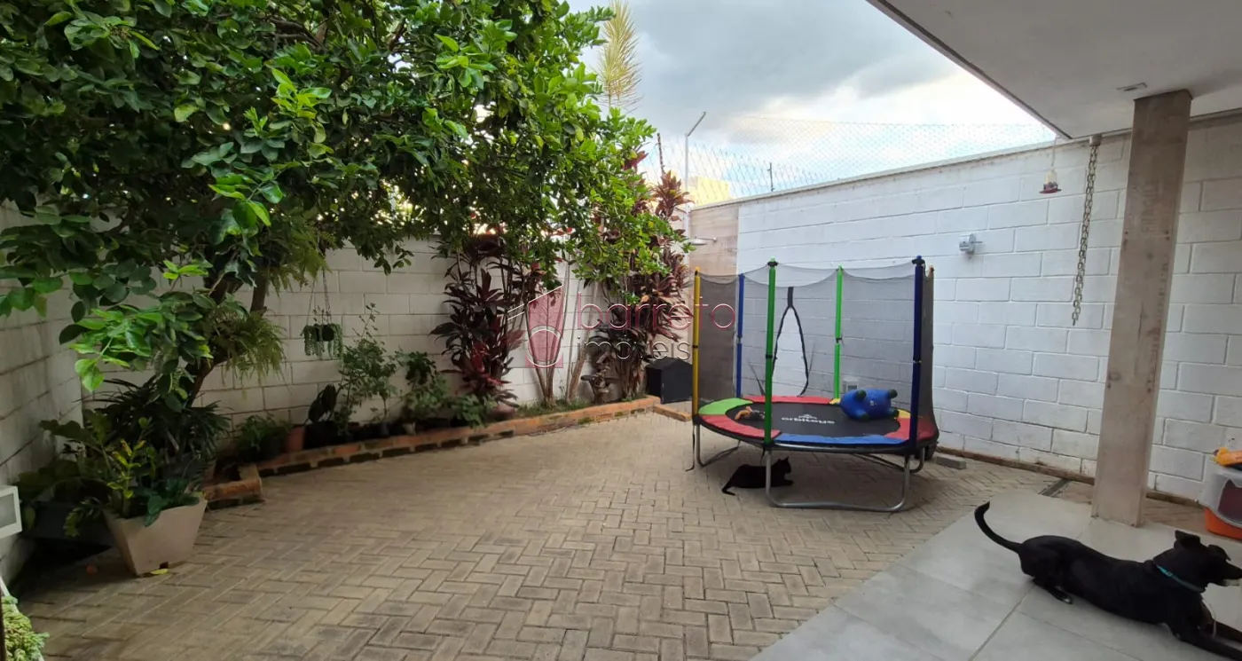 SOBRADO À VENDA – 03 QUARTOS – CONDOMÍNIO THINA  – JUNDIAÍ/SP