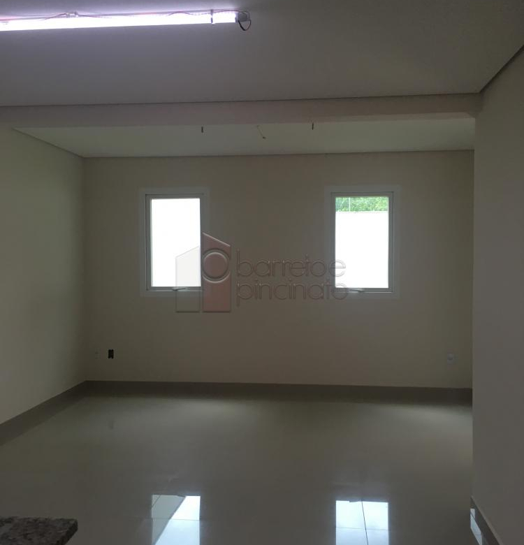 CASA À VENDA NO CONDOMÍNIO VILLA VERDE EM JUNDIAÍ – SP.
