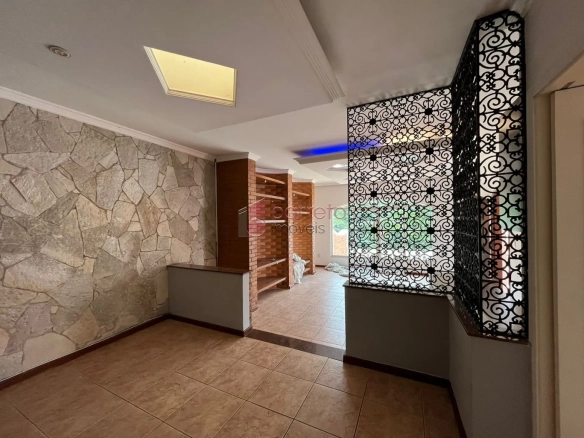 CASA COM EDÍCULA À VENDA NO JARDIM DAS CARPAS EM JUNDIAÍ/SP