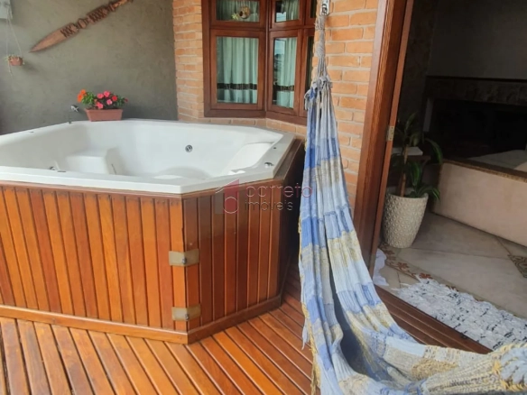 CASA ESTILO LOFT À VENDA NO JARDIM MESSINA EM JUNDIAÍ