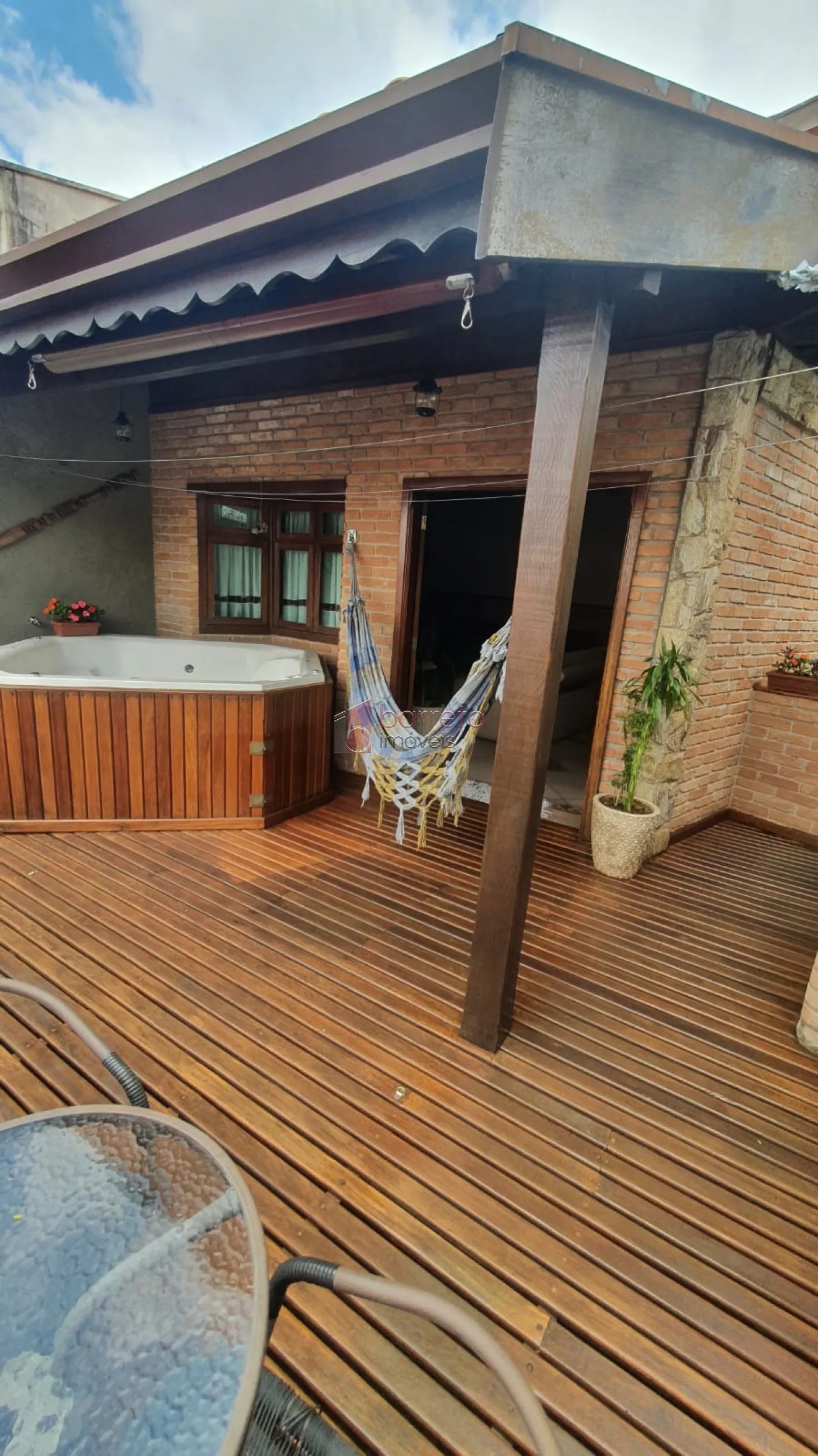 CASA ESTILO LOFT À VENDA NO JARDIM MESSINA EM JUNDIAÍ