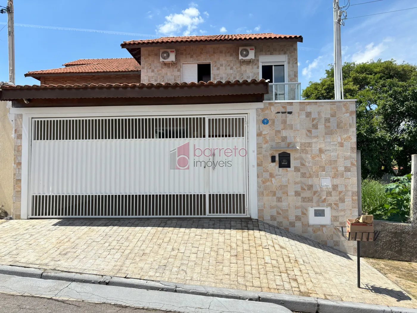 SOBRADO COM 3 DORMITÓRIOS E MIRANTE COM VISTA PARA A SERRA DO JAPI À VENDA – JD. PAULISTA II – JUNDIAÍ/SP