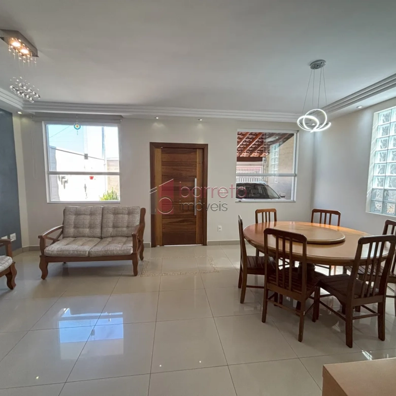 SOBRADO COM 3 DORMITÓRIOS E MIRANTE COM VISTA PARA A SERRA DO JAPI À VENDA – JD. PAULISTA II – JUNDIAÍ/SP