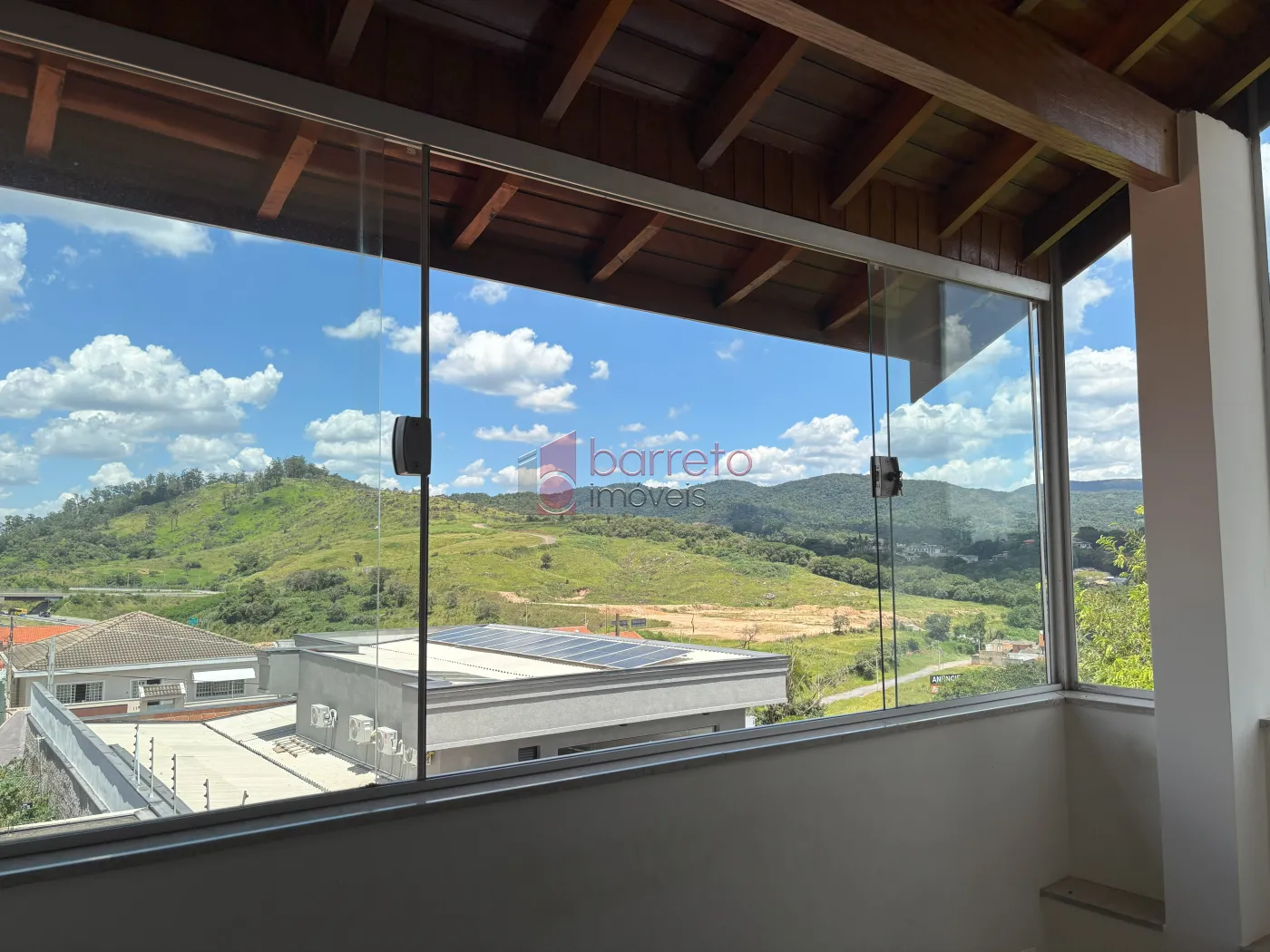 SOBRADO COM 3 DORMITÓRIOS E MIRANTE COM VISTA PARA A SERRA DO JAPI À VENDA – JD. PAULISTA II – JUNDIAÍ/SP