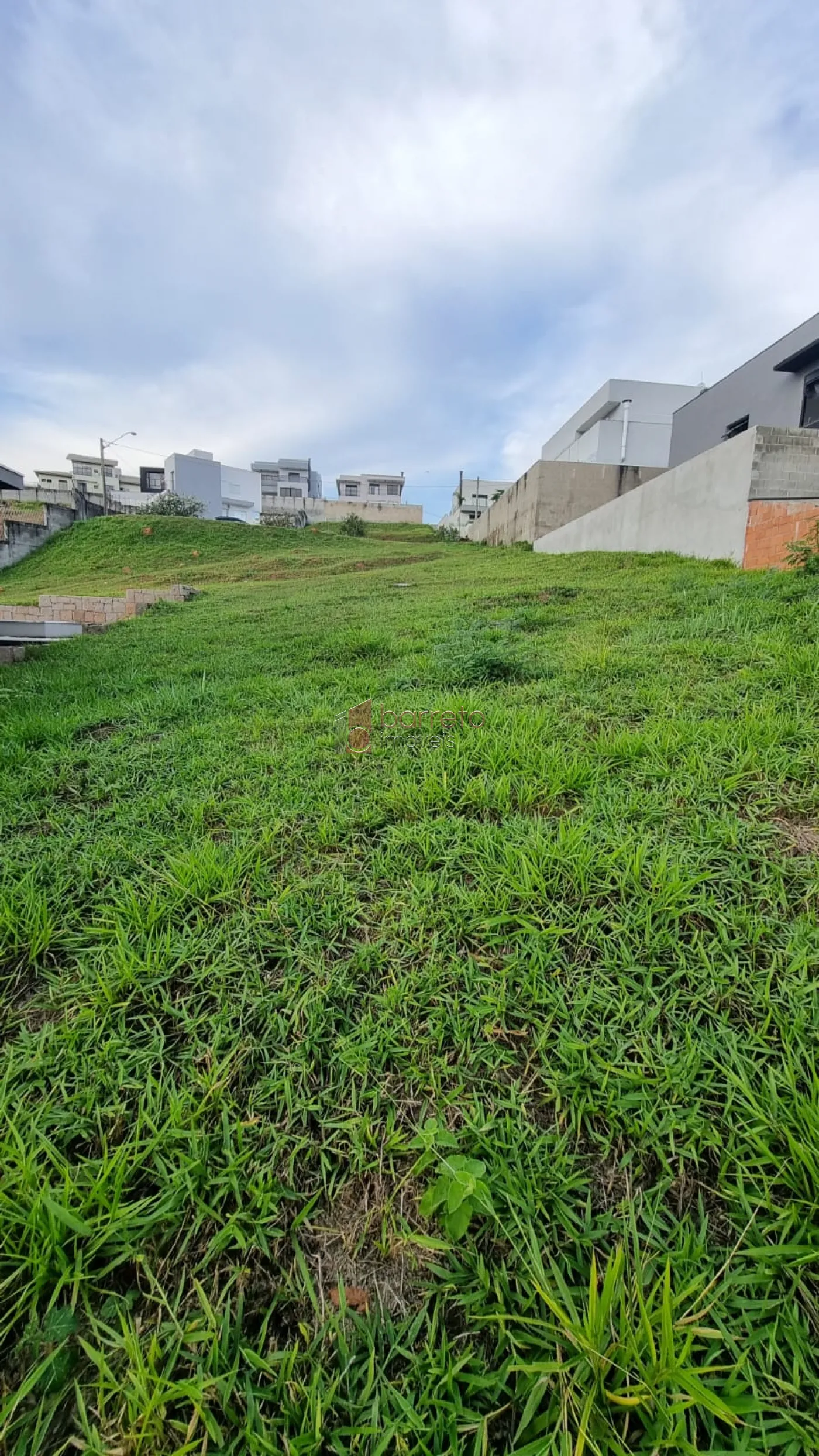 BELO LOTE COM PROJETO APROVADO À VENDA NO CONDOMÍNIO TERRAS DE JUNDIAÍ – BAIRRO CAXAMBU – JUNDIAÍ/SP