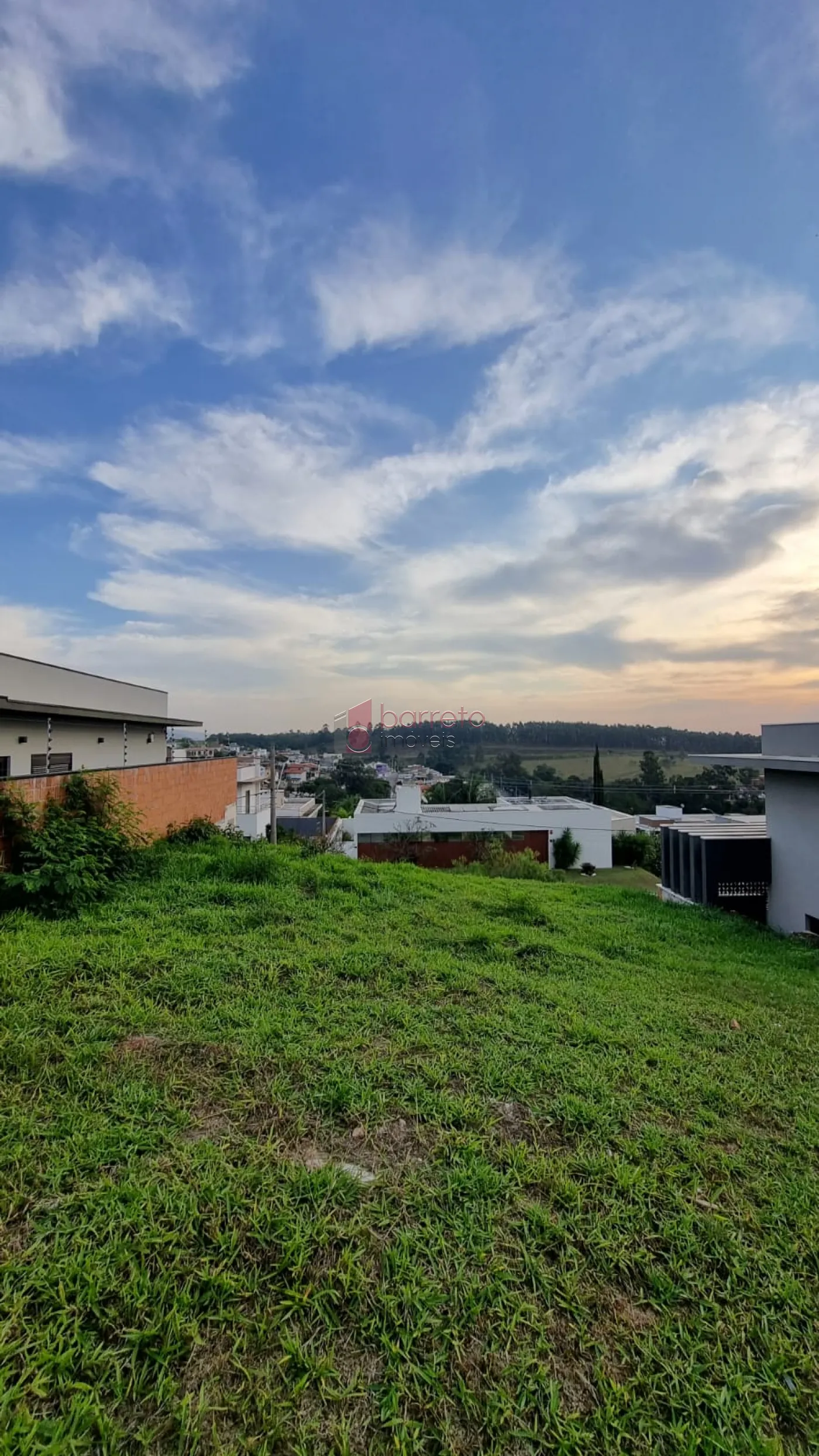 BELO LOTE COM PROJETO APROVADO À VENDA NO CONDOMÍNIO TERRAS DE JUNDIAÍ – BAIRRO CAXAMBU – JUNDIAÍ/SP