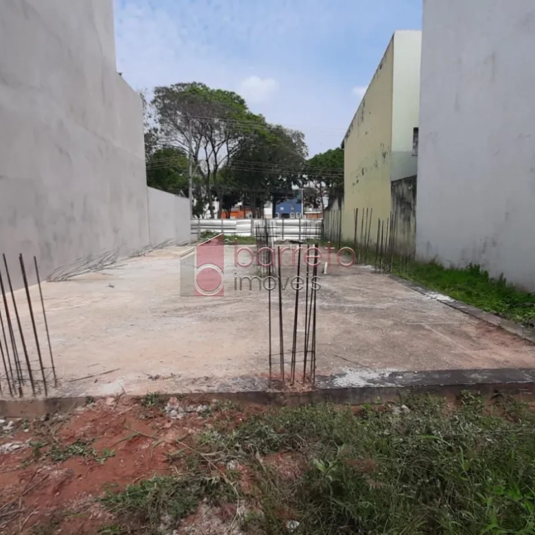 Oportunidade de investimento, terreno com possibilidade mista (Comercial ou Residencial)