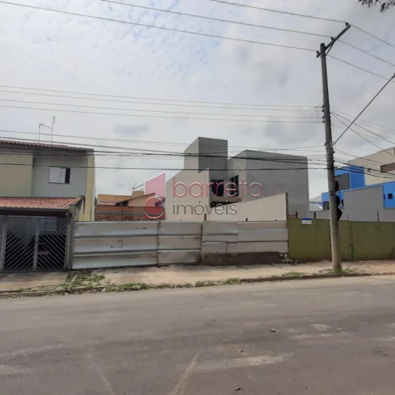 Oportunidade de investimento, terreno com possibilidade mista (Comercial ou Residencial)