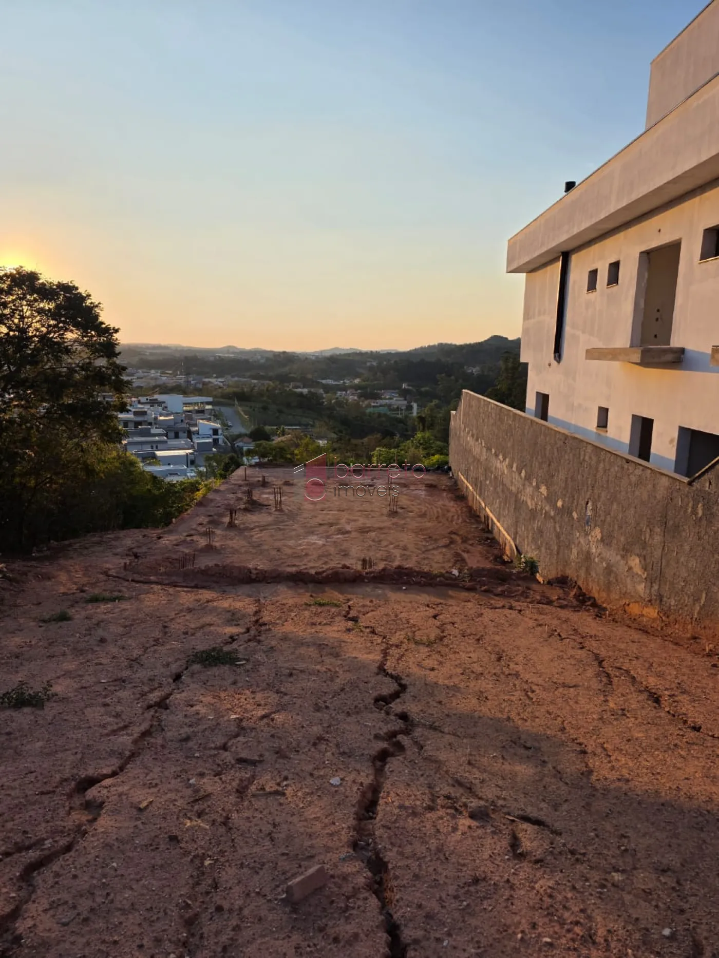 TERRENO À VENDA NO CONDOMÍNIO RESERVA JATOBÁS EM LOUVEIRA/SP