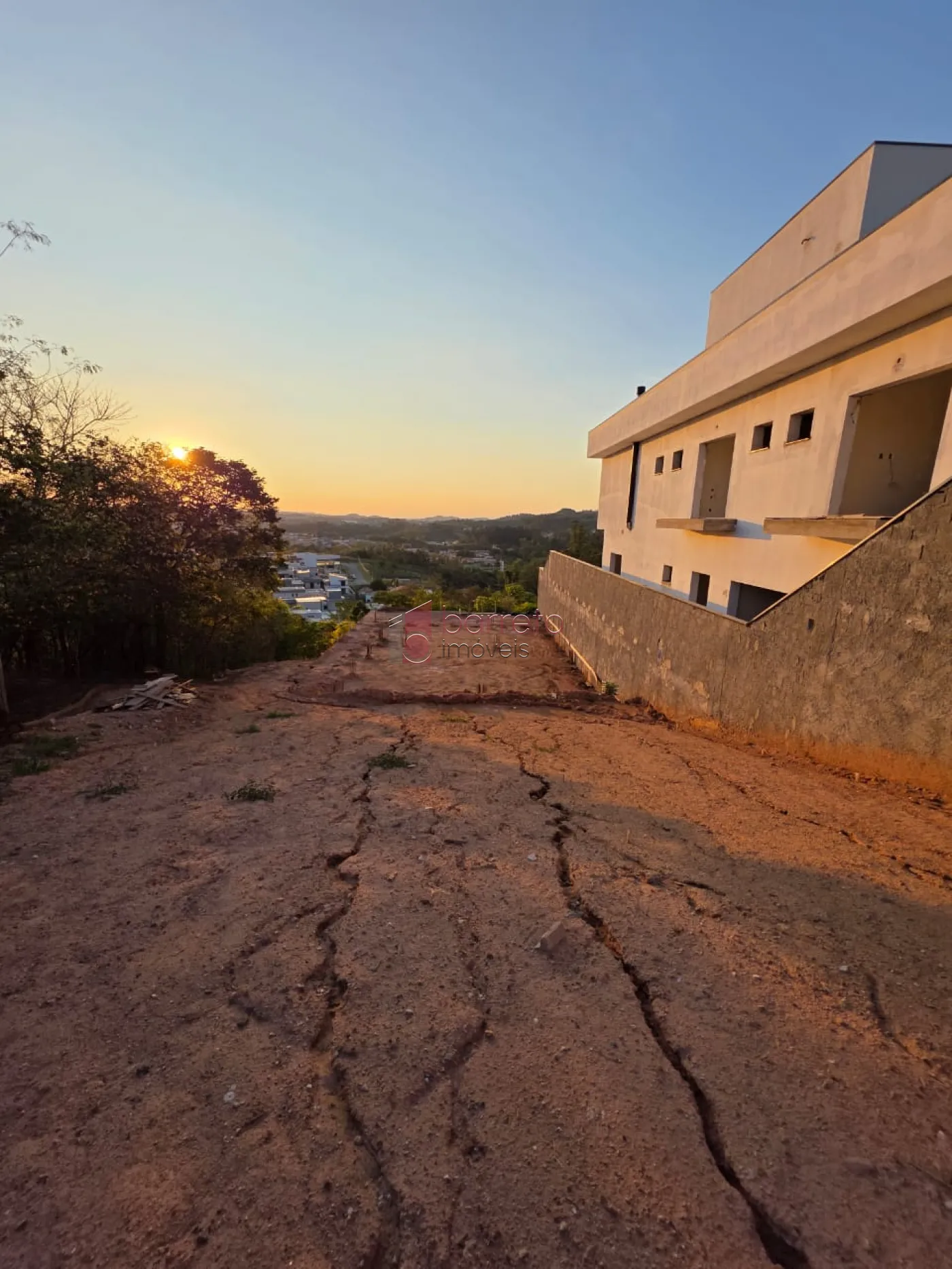 TERRENO À VENDA NO CONDOMÍNIO RESERVA JATOBÁS EM LOUVEIRA/SP