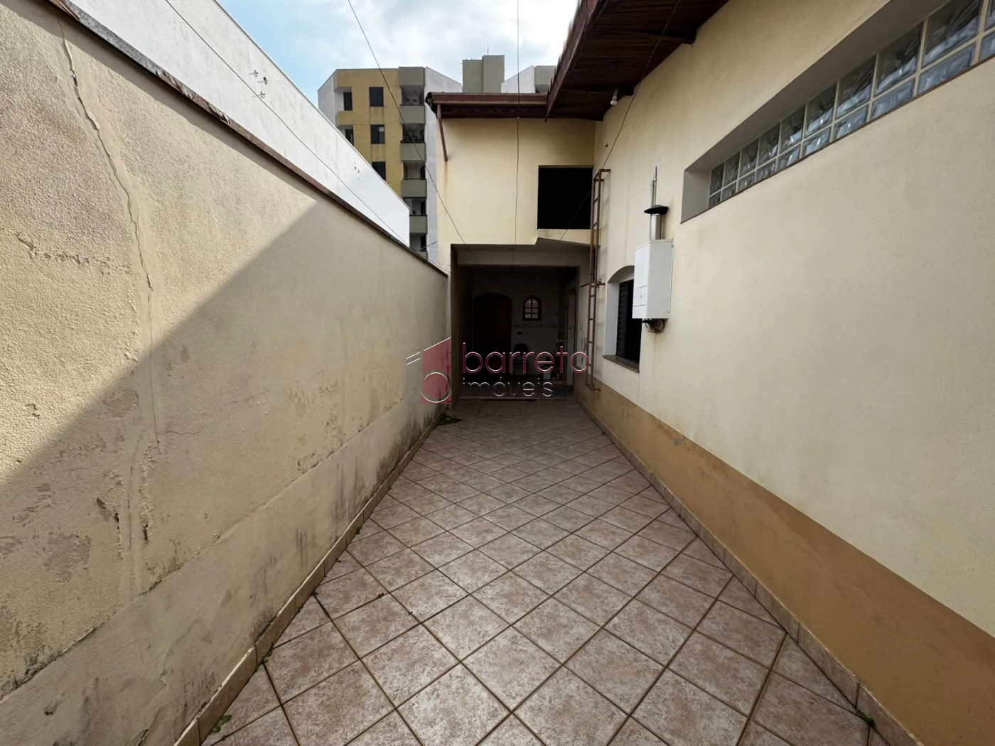 CASA COM EDÍCULA PARA LOCAÇÃO E VENDA NA VILA RAMI – JUNDIAÍ/SP