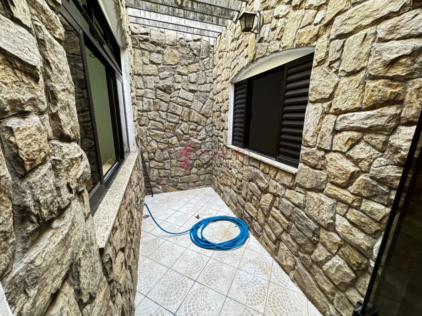 CASA COM EDÍCULA PARA LOCAÇÃO E VENDA NA VILA RAMI – JUNDIAÍ/SP