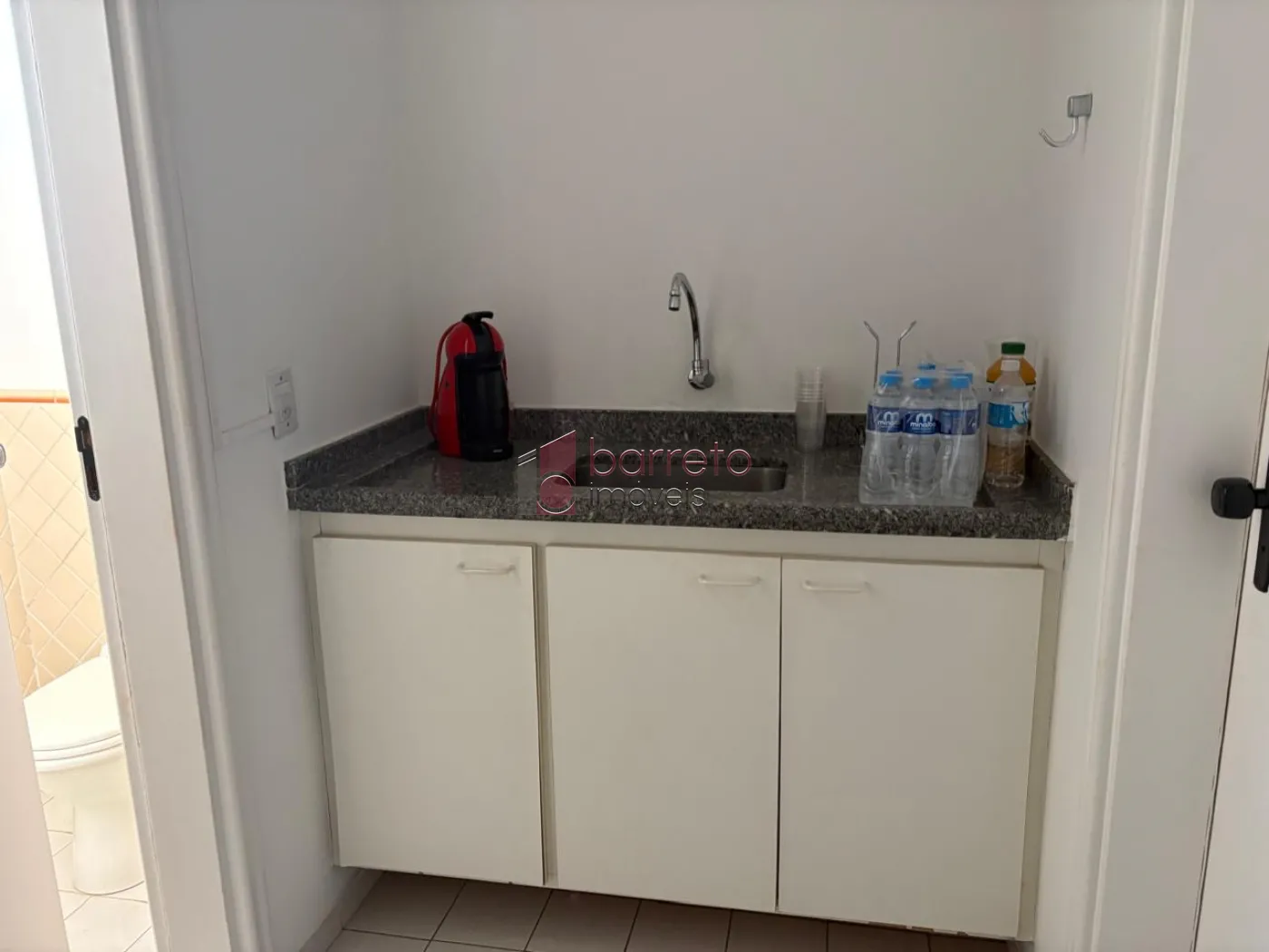 SALA COMERCIAL PARA LOCAÇÃO NO CONDOMÍNIO TEBAS OFFICE – JUNDIAÍ/SP