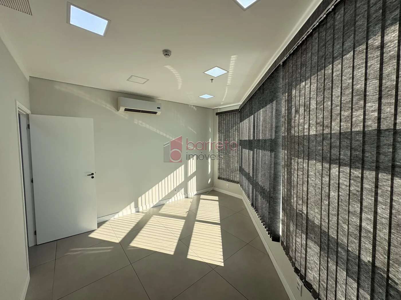 SALA COMERCIAL PARA LOCAÇÃO NO GOLDEN OFFICE – JUNDIAÍ/SP