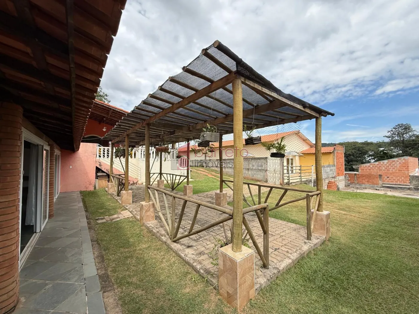 CHÁCARA COM 05 SUÍTES À VENDA NO BAIRRO MINAS DE INHANDJARA – ITUPEVA/SP