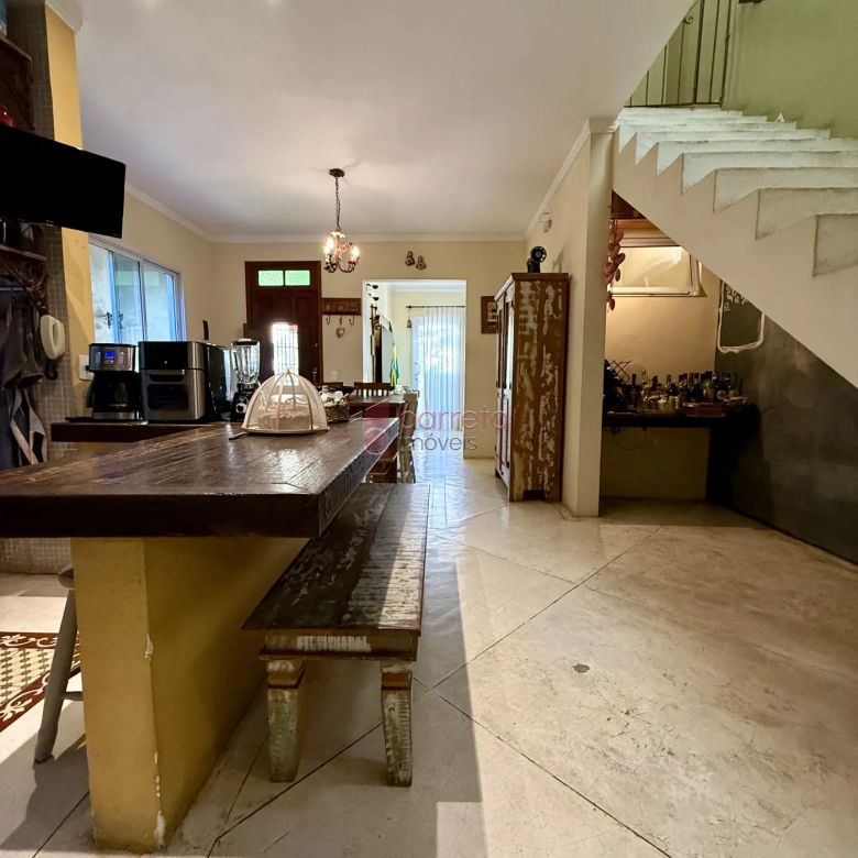 CASA COM 4 SÚITES À VENDA NA REGIÃO CENTRAL DE JUNDIAÍ/SP