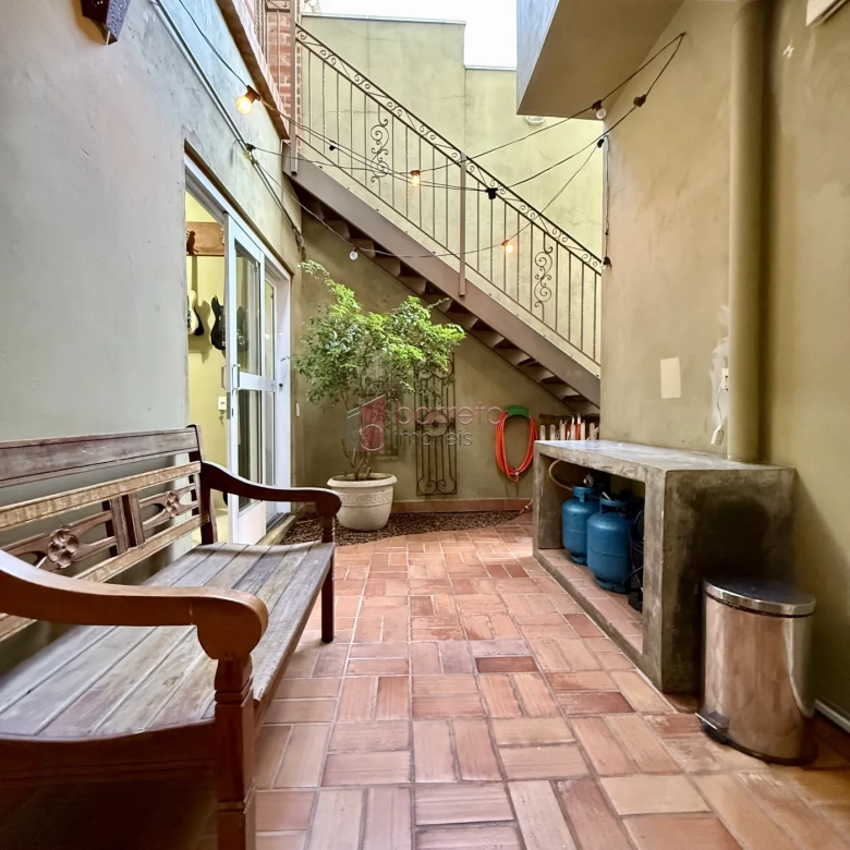 CASA COM 4 SÚITES À VENDA NA REGIÃO CENTRAL DE JUNDIAÍ/SP