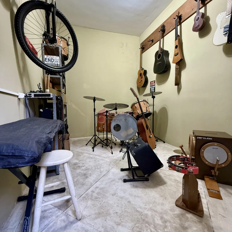 CASA COM 4 SÚITES À VENDA NA REGIÃO CENTRAL DE JUNDIAÍ/SP