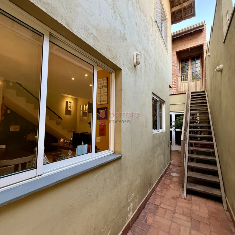 CASA COM 4 SÚITES À VENDA NA REGIÃO CENTRAL DE JUNDIAÍ/SP