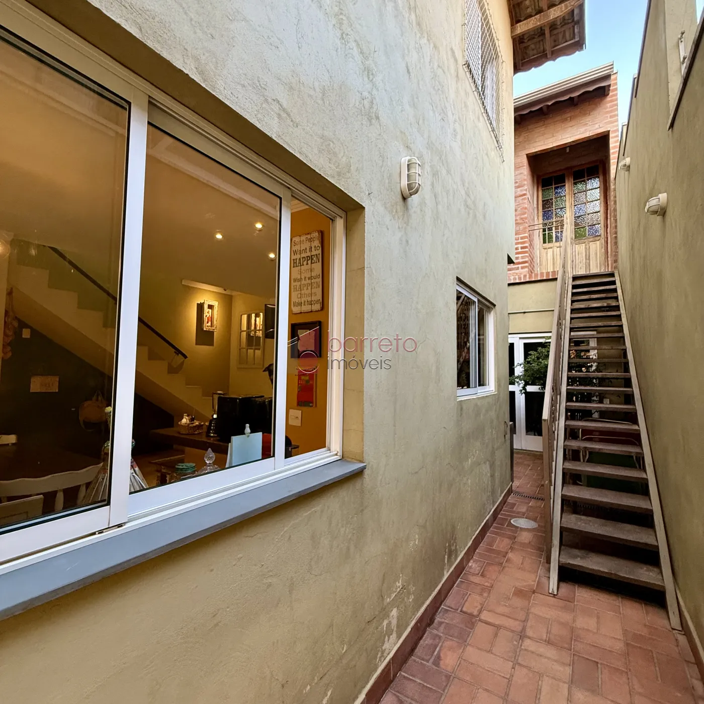 CASA COM 4 SÚITES À VENDA NA REGIÃO CENTRAL DE JUNDIAÍ/SP