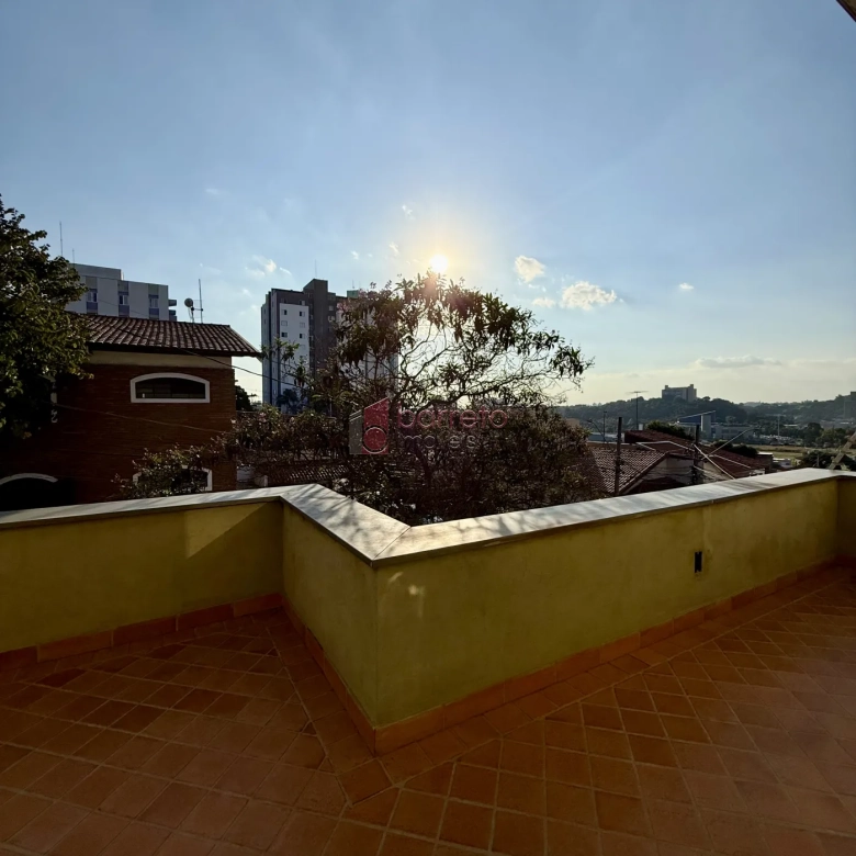 CASA COM 4 SÚITES À VENDA NA REGIÃO CENTRAL DE JUNDIAÍ/SP