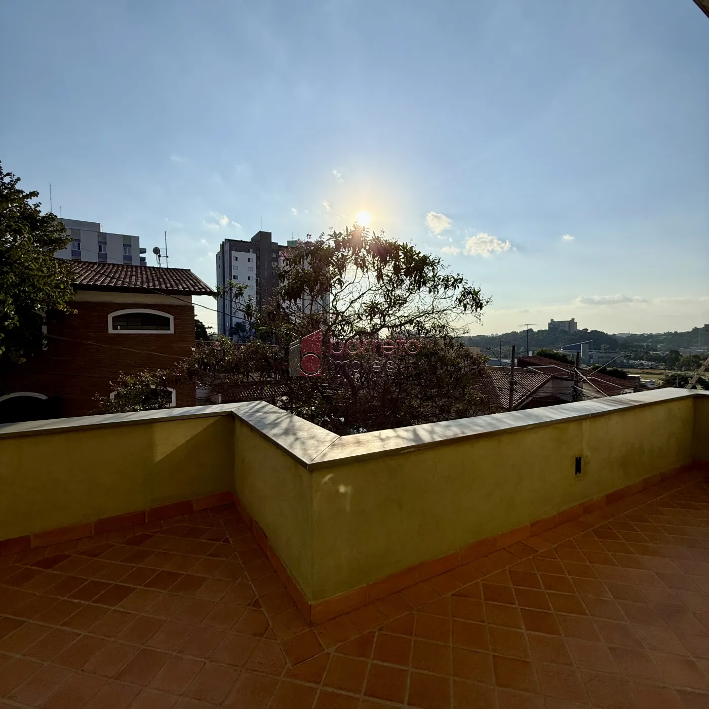 CASA COM 4 SÚITES À VENDA NA REGIÃO CENTRAL DE JUNDIAÍ/SP