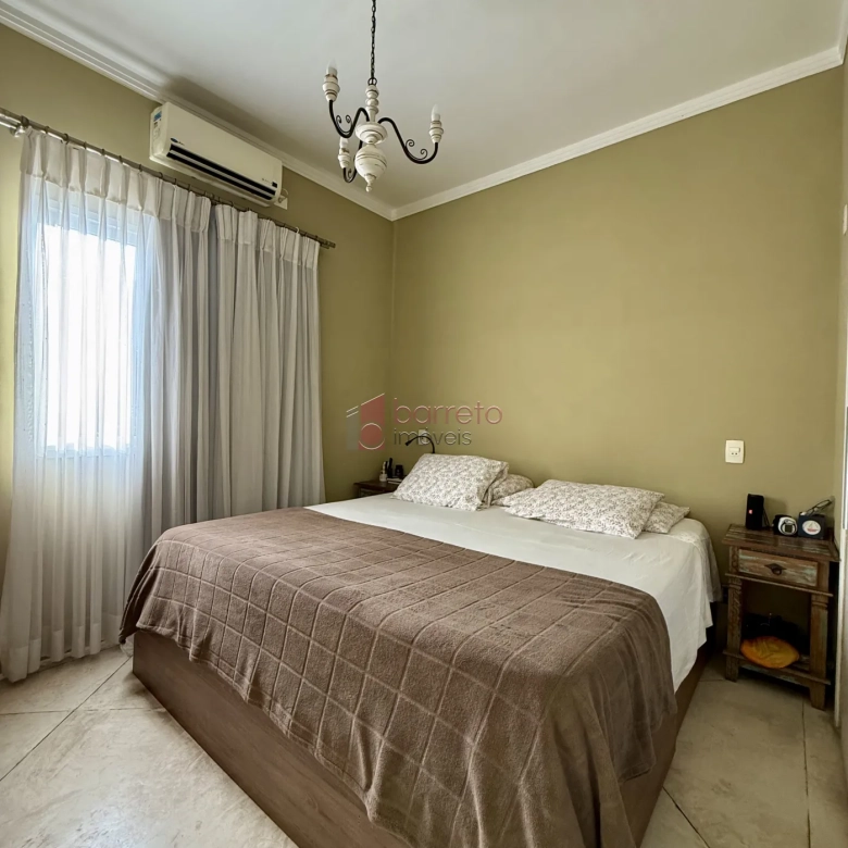 CASA COM 4 SÚITES À VENDA NA REGIÃO CENTRAL DE JUNDIAÍ/SP