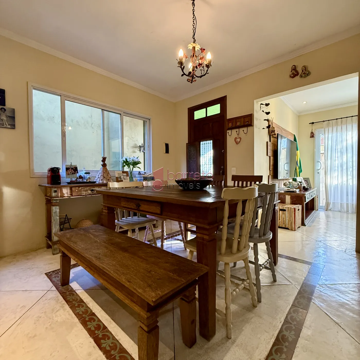 CASA COM 4 SÚITES À VENDA NA REGIÃO CENTRAL DE JUNDIAÍ/SP
