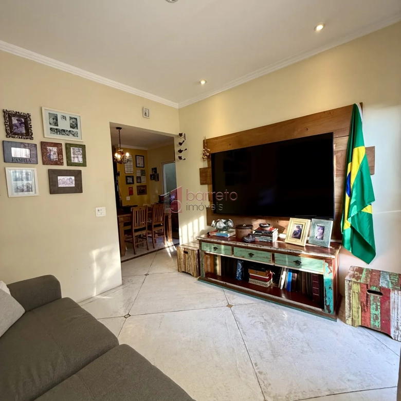 CASA COM 4 SÚITES À VENDA NA REGIÃO CENTRAL DE JUNDIAÍ/SP