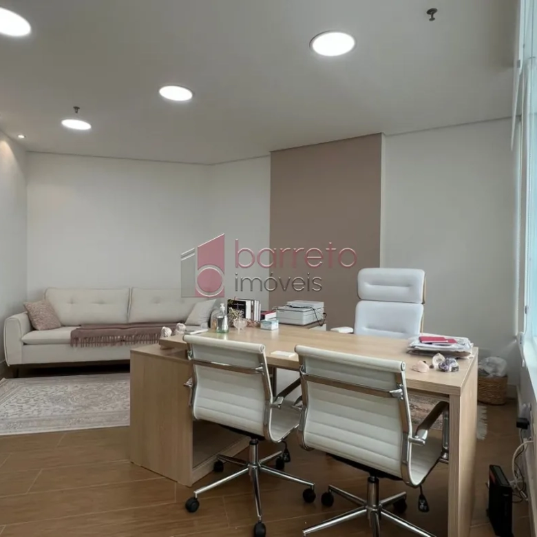 SALA COMERCIAL MOBILIADA PARA LOCAÇÃO NO CONDOMÍNIO GOLDEN OFFICE – JUNDIAÍ/SP