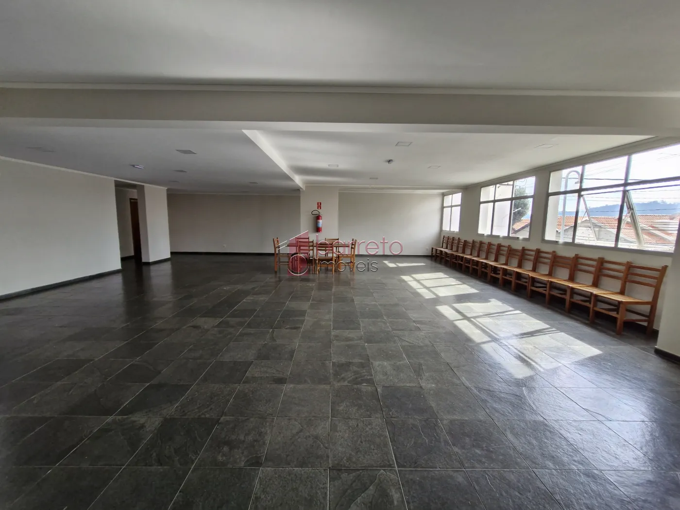 APARTAMENTO SEMI MOBILIADO NO EDIFÍCIO LIBERDADE – JUNDIAI/SP