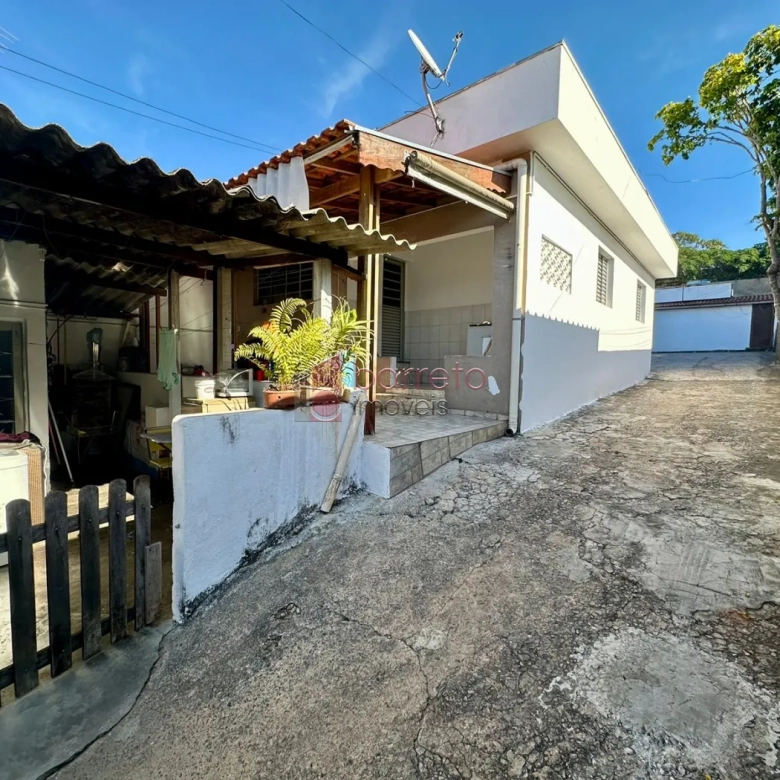IMÓVEL COM 04 CASAS E UM SALÃO COMERCIAL À VENDA NA VILA JUNDIAINÓPOLIS – JUNDIAÍ/SP