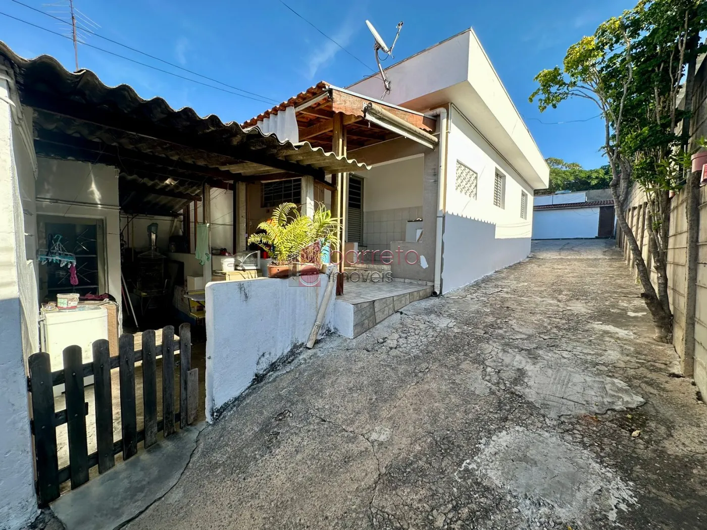IMÓVEL COM 04 CASAS E UM SALÃO COMERCIAL À VENDA NA VILA JUNDIAINÓPOLIS – JUNDIAÍ/SP