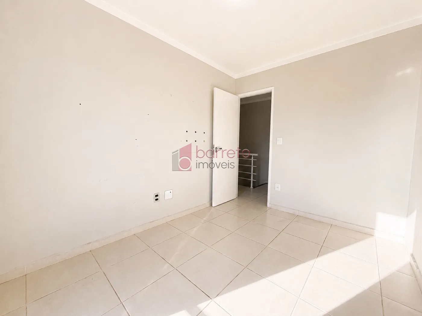 SOBRADO À VENDA – 03 QUARTOS – RESIDENCIAL THINA – JUNDIAÍ/SP