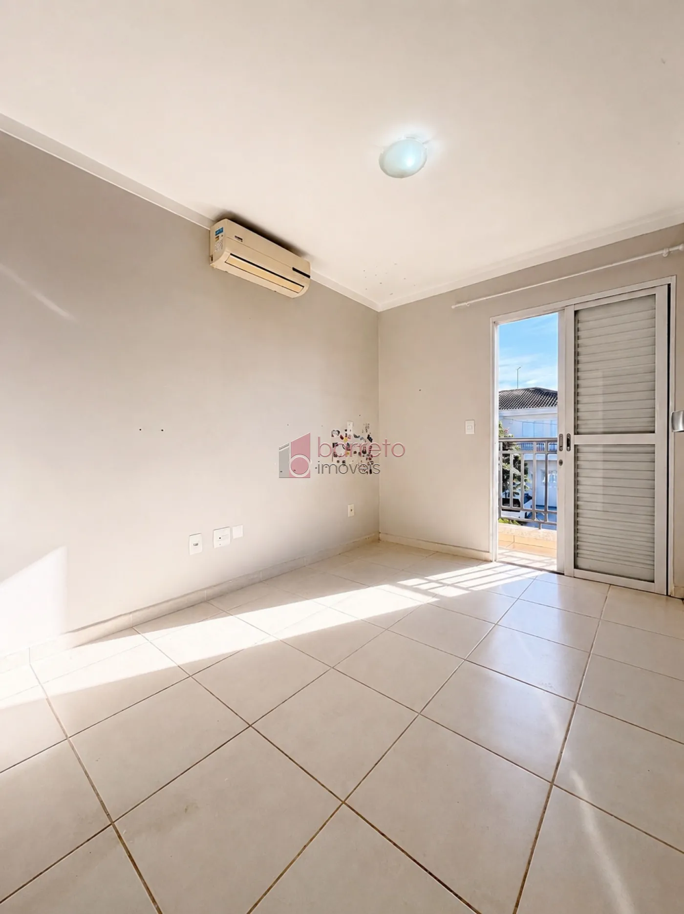 SOBRADO À VENDA – 03 QUARTOS – RESIDENCIAL THINA – JUNDIAÍ/SP