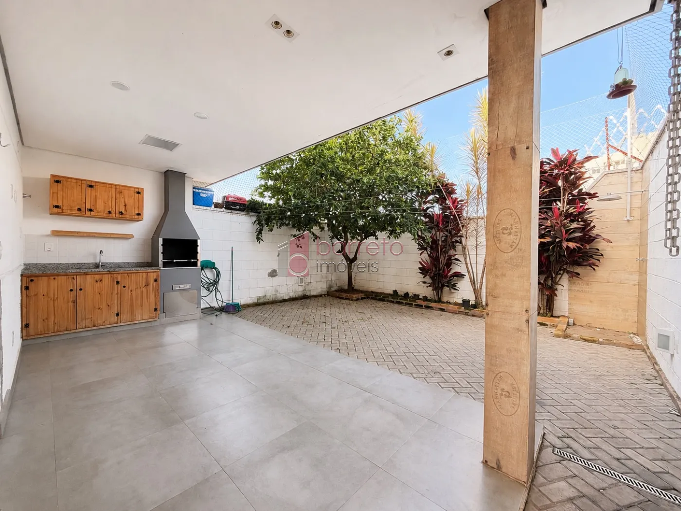 SOBRADO À VENDA – 03 QUARTOS – RESIDENCIAL THINA – JUNDIAÍ/SP