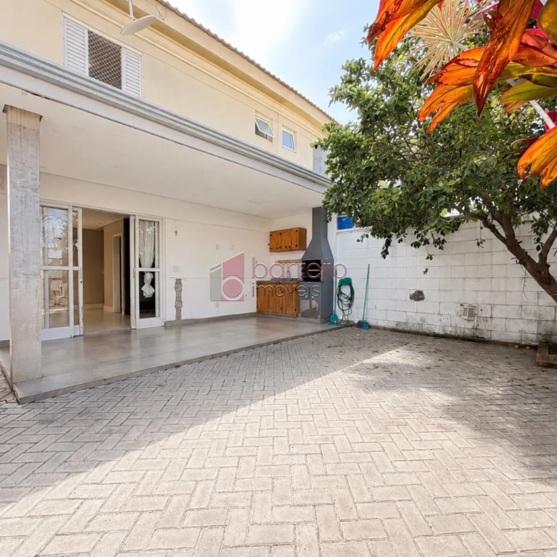 SOBRADO À VENDA – 03 QUARTOS – RESIDENCIAL THINA – JUNDIAÍ/SP