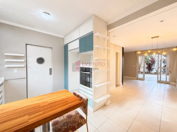 SOBRADO À VENDA – 03 QUARTOS – RESIDENCIAL THINA – JUNDIAÍ/SP