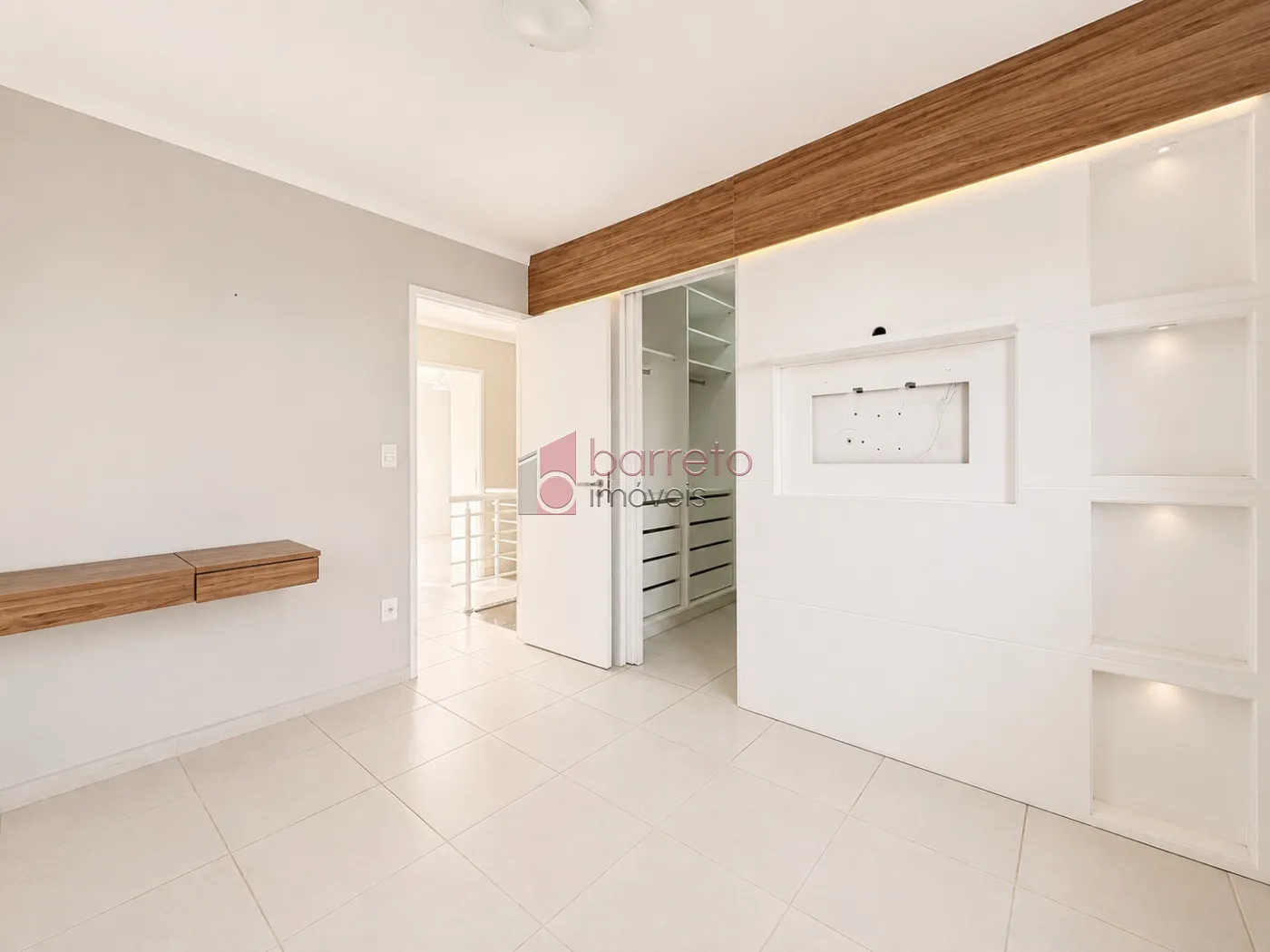 SOBRADO À VENDA – 03 QUARTOS – RESIDENCIAL THINA – JUNDIAÍ/SP