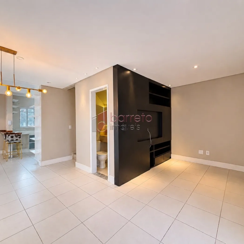 SOBRADO À VENDA – 03 QUARTOS – RESIDENCIAL THINA – JUNDIAÍ/SP
