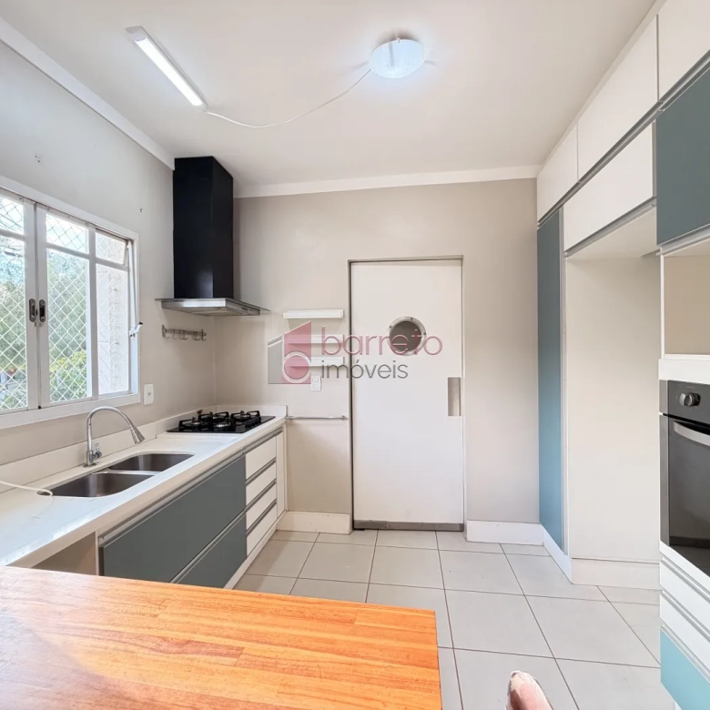 SOBRADO À VENDA – 03 QUARTOS – RESIDENCIAL THINA – JUNDIAÍ/SP