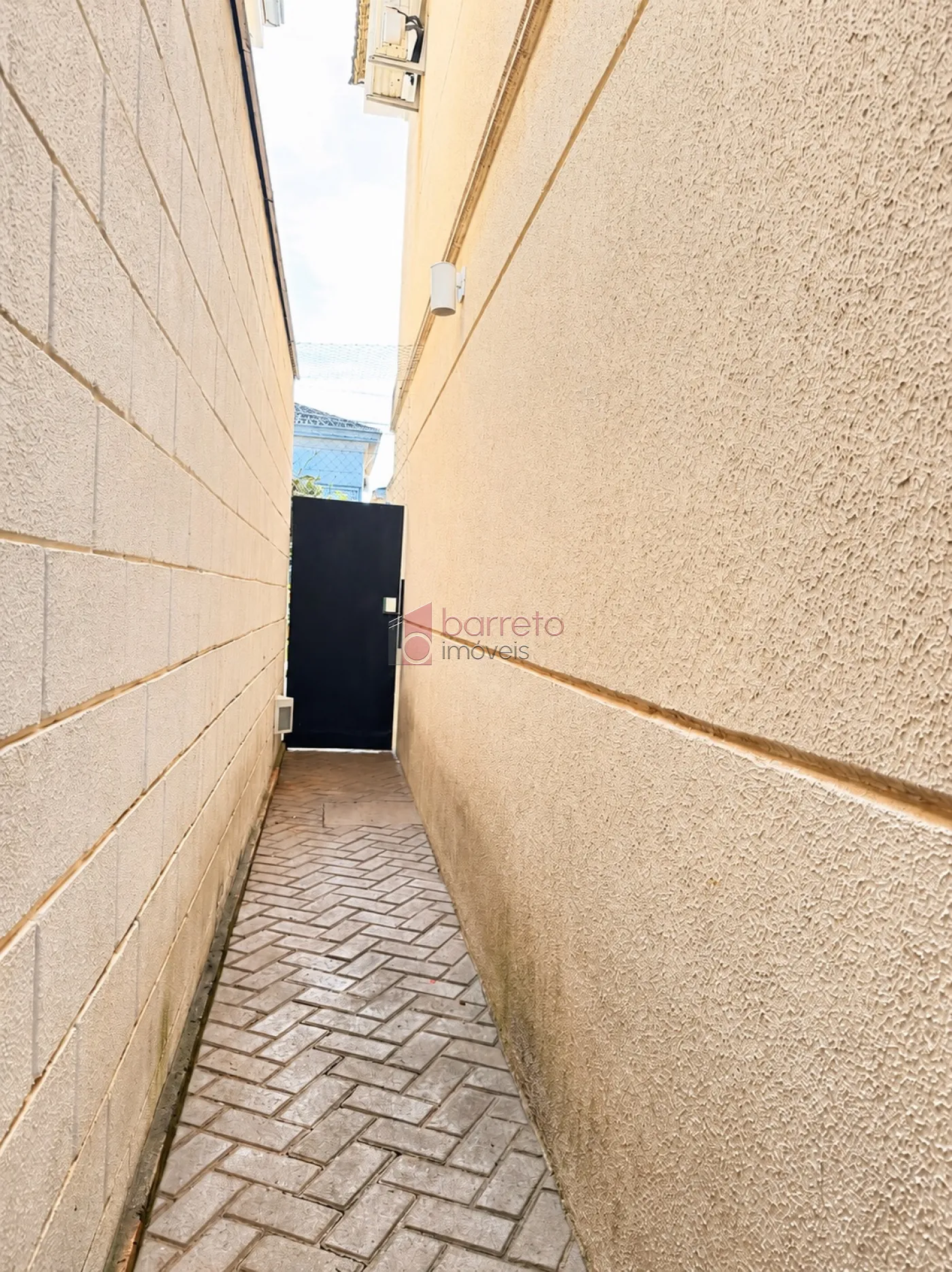 SOBRADO À VENDA – 03 QUARTOS – RESIDENCIAL THINA – JUNDIAÍ/SP