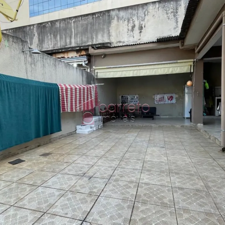 CASA COM EDÍCULA À VENDA NO BAIRRO ANHANGABAÚ EM JUNDIAÍ/SP