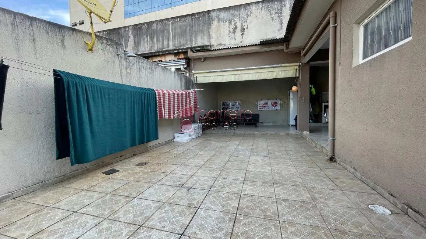 CASA COM EDÍCULA À VENDA NO BAIRRO ANHANGABAÚ EM JUNDIAÍ/SP