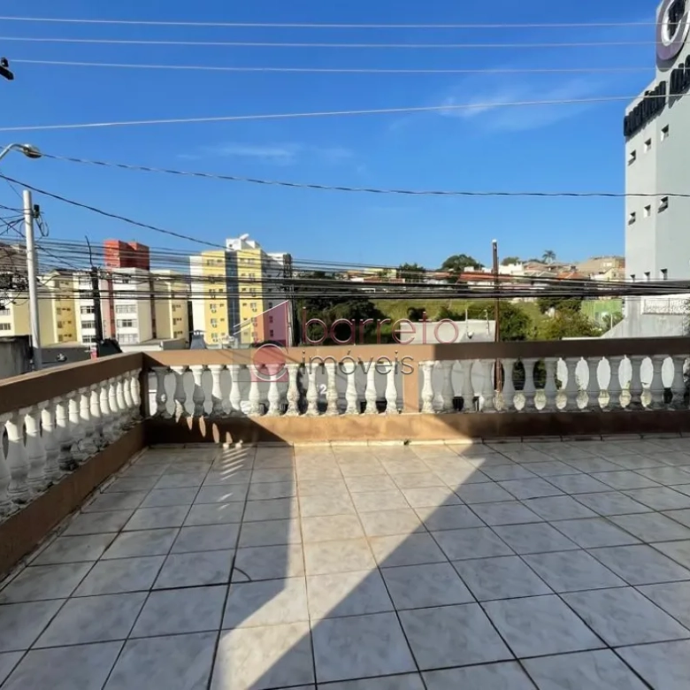 CASA COM EDÍCULA À VENDA NO BAIRRO ANHANGABAÚ EM JUNDIAÍ/SP
