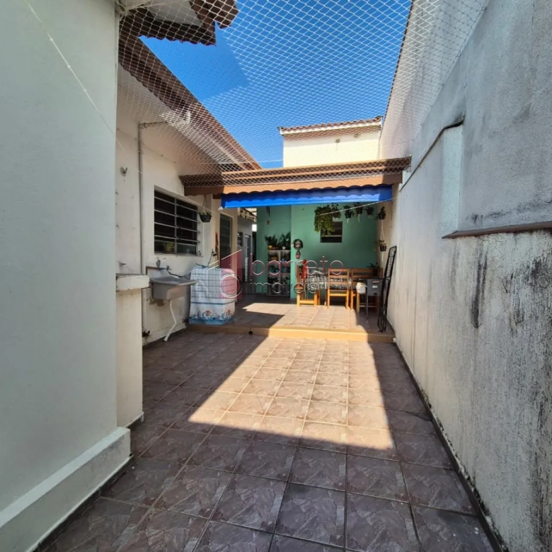 CASA COM EDÍCULA Á VENDA NA VILLA PROGRESSO EM JUNDIAÍ/SP