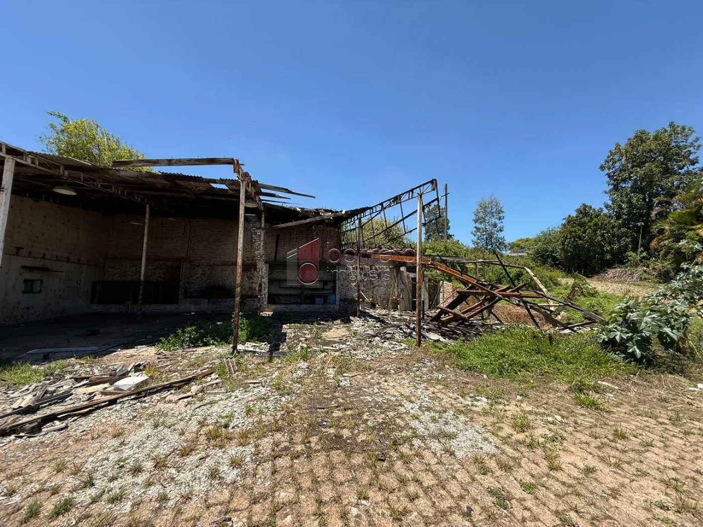 PRÉDIO COMERCIAL ESQUINA COM TERRENO À VENDA NO BAIRRO DO RETIRO EM JUNDIAÍ/SP