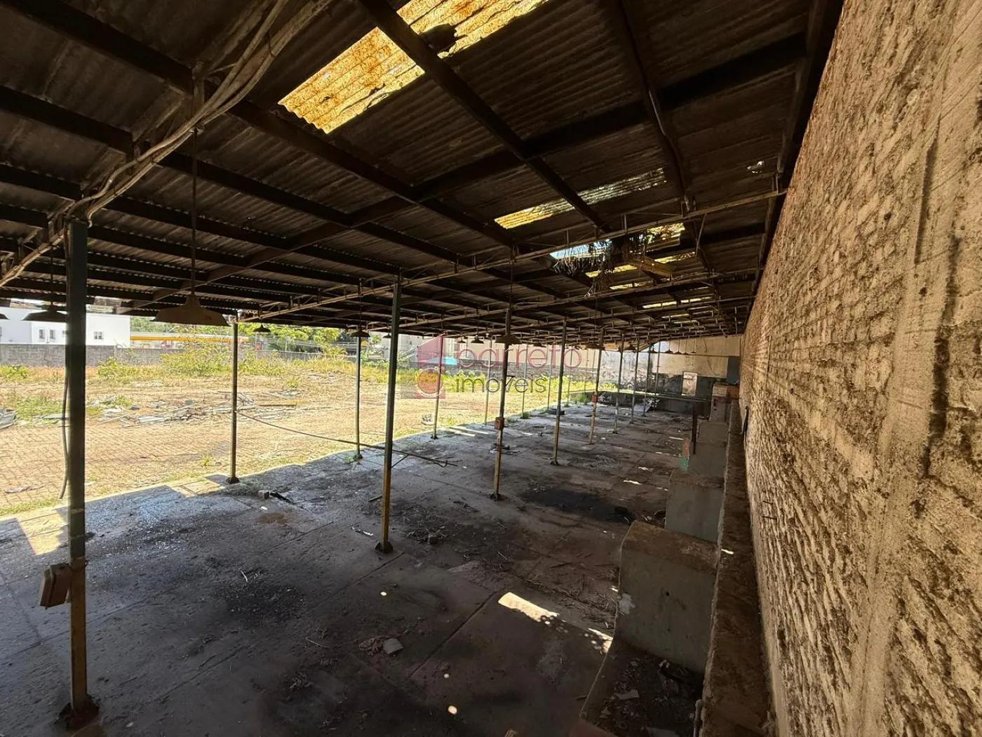 PRÉDIO COMERCIAL ESQUINA COM TERRENO À VENDA NO BAIRRO DO RETIRO EM JUNDIAÍ/SP
