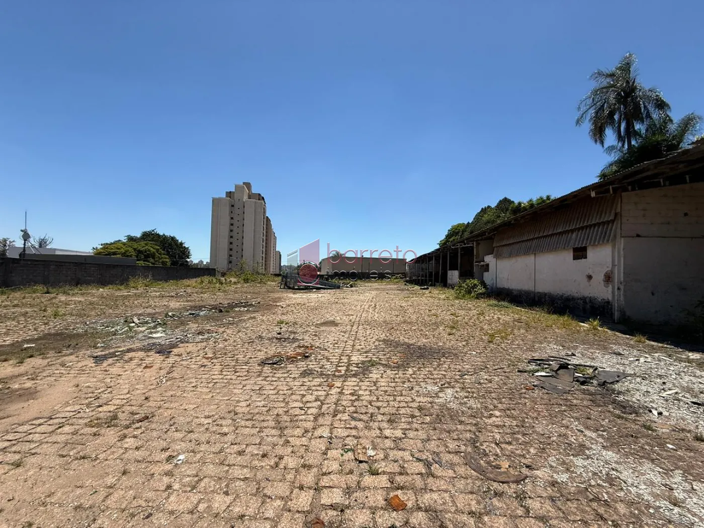 PRÉDIO COMERCIAL ESQUINA COM TERRENO À VENDA NO BAIRRO DO RETIRO EM JUNDIAÍ/SP