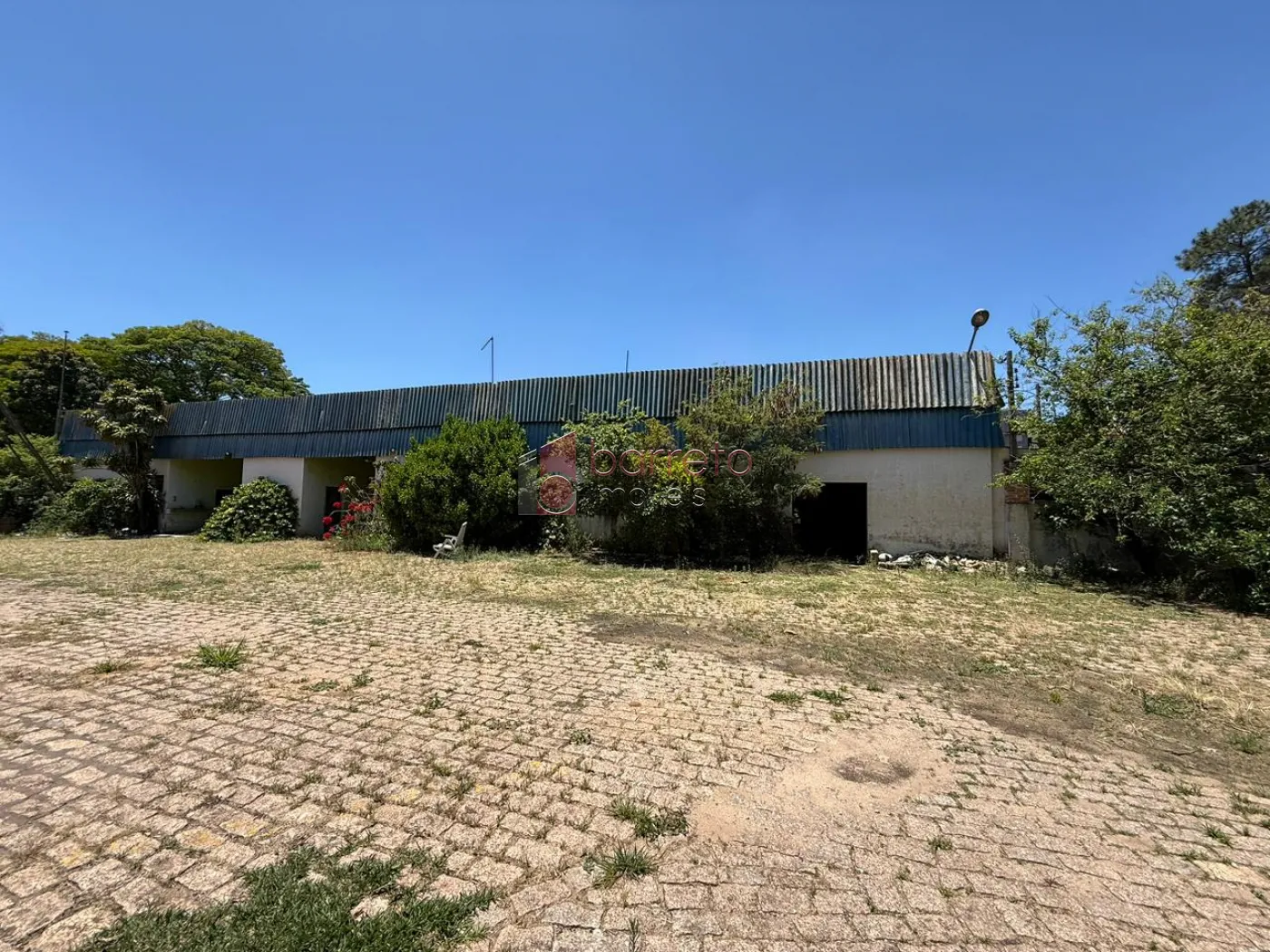 PRÉDIO COMERCIAL ESQUINA COM TERRENO À VENDA NO BAIRRO DO RETIRO EM JUNDIAÍ/SP
